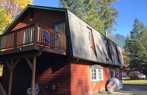 Baring House | Amazing 4BDR Mountain Vacation Home on Skykomish River