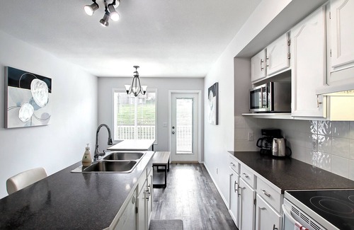 Royal Oak House | AMAZING 5BEDROOM, 3BATHS, AC, QUIET RD, CLOSE TO LRT
