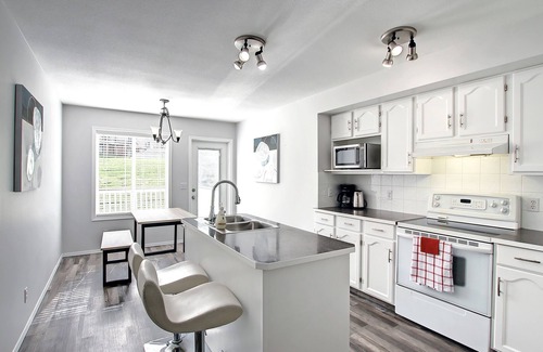 Royal Oak House | AMAZING 5BEDROOM, 3BATHS, AC, QUIET RD, CLOSE TO LRT