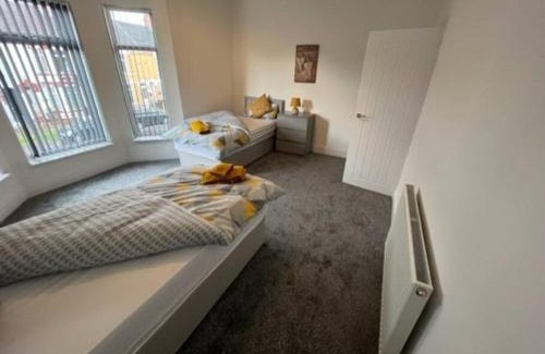 Hull Apartment | AMAZING 8 person 4 bedroom and 2 bathroom MEGA house!