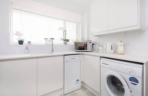 Margate House | Amazing Beachside 2BD Family Home with Garden