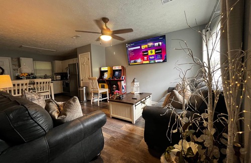 Sevierville House | Amazing Beds!-2 miles to Dollywood-The Island-Tanger