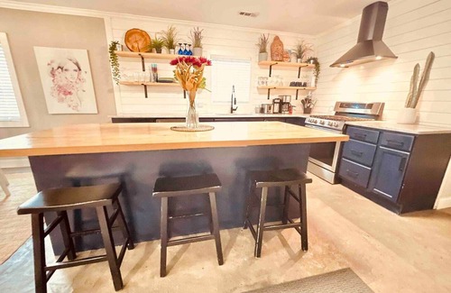 East Side House | Amazing Bohemian Bungalow ATL - Hot Tub Spa