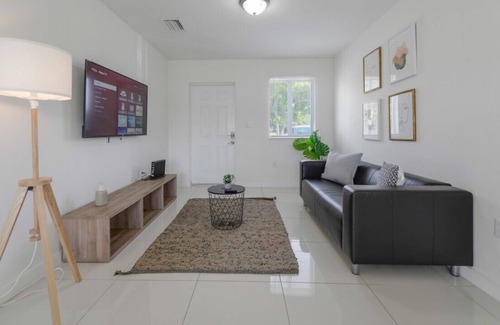 Gladeview House | Amazing Brand New Duplex 3 Bedrooms/2 bathrooms
