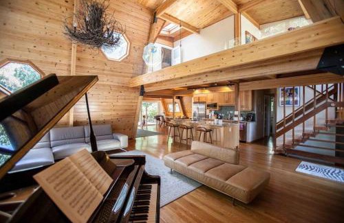 Uptown Brisbane House | Amazing Cabin-Style House with Decks, Hot Tub & Sun - Permit 2022-STR-2