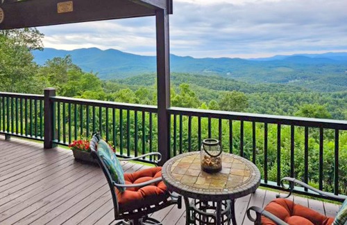 Murphy Cabin | Amazing chalet with mountain views, wraparound porch, firepit, & hot tub