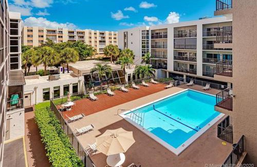 Sunny Isles Beach Apartment | Amazing condo 5 minute walk to the beach!