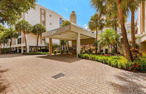 Sunny Isles Beach Apartment | Amazing condo 5 minute walk to the beach!