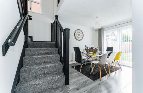 Liverpool House | AMAZING CONTRACTOR HOUSE 3 bedroom warm modern house free secure off road parking, wifi & sky sleep upto 8 guest s