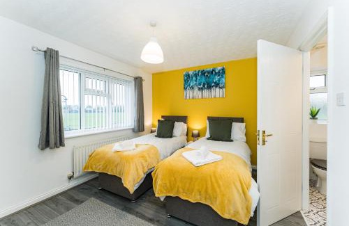 Liverpool House | AMAZING CONTRACTOR HOUSE 3 bedroom warm modern house free secure off road parking, wifi & sky sleep upto 8 guest s