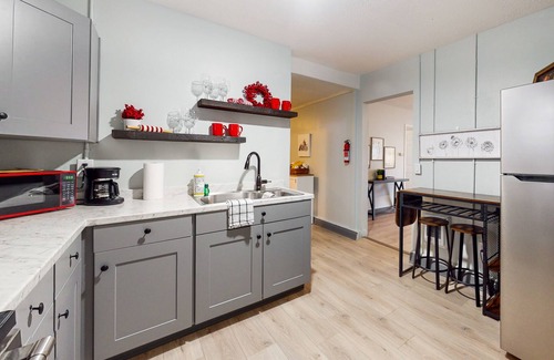South Tacoma House | Amazing dog-friendly house with enclosed yard, full kitchen, TV, & washer/dryer