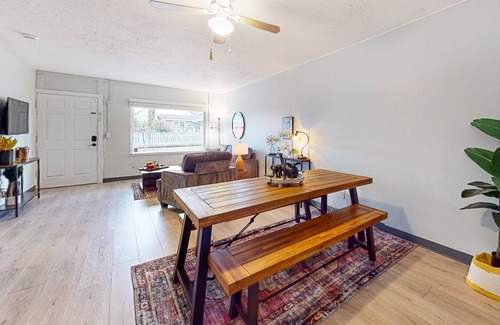 South Tacoma House | Amazing dog-friendly house with enclosed yard, full kitchen, TV, & washer/dryer
