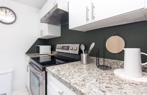 Edgewater House | Amazing Edgewater one Bedroom w free parking & balcony