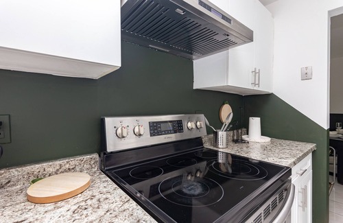 Edgewater House | Amazing Edgewater one Bedroom w free parking & balcony