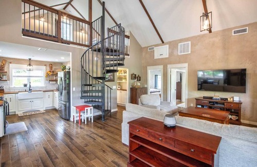 Fallbrook House | Amazing escape! Private pond+yard games+EV chargern