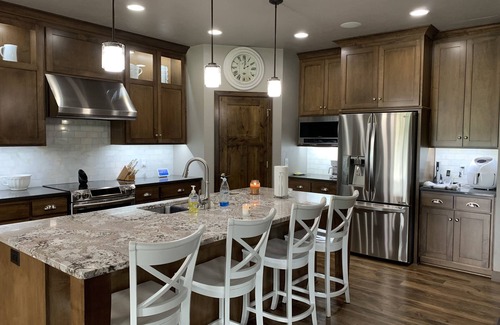 Neenah House | Amazing family home on almost 2 acres!