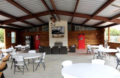 Pipe Creek House | Amazing Family Vacations in Nature in this Cute Log Cabin near Austin, Texas