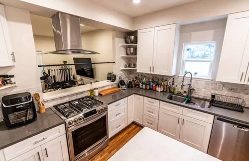 Berkley House | Amazing Fun Great for groups! House 10 Minutes from Downtown.