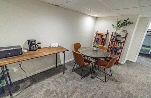 Berkley House | Amazing Fun Great for groups! House 10 Minutes from Downtown.