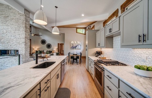 Ellijay Cabin | Amazing Grace ~ Indoor Heated Pool ~ Pickleball ~ Basketball ~ Hot Tub ~ Fire Pit