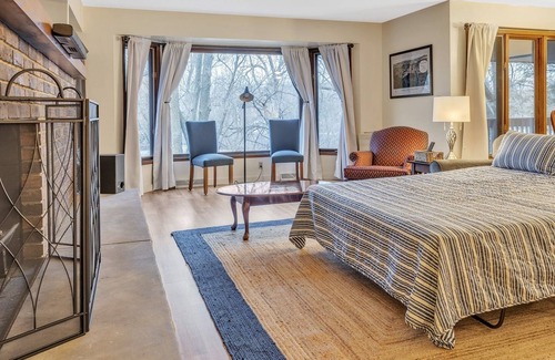 Wauwatosa House | Amazing Hideaway - Short walk to Hoyt Park! by RedAwning