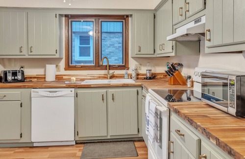 Wauwatosa House | Amazing Hideaway - Short walk to Hoyt Park! by RedAwning