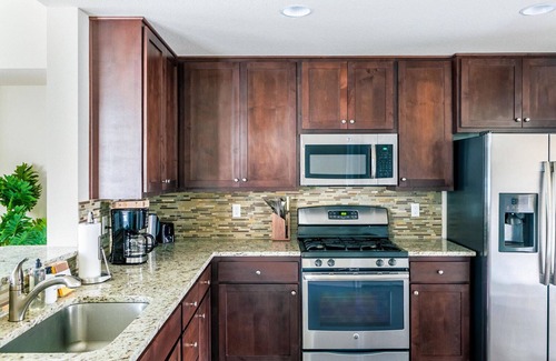Tanasbourne House | Amazing Hillsboro 2BR w/W/D, nr Coffee, Park, Groceries, by Blueground