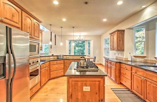 Clarksville House | Amazing Home 3 Minutes to Marina