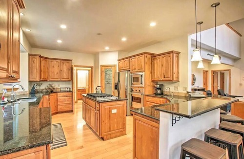 Clarksville House | Amazing Home 3 Minutes to Marina