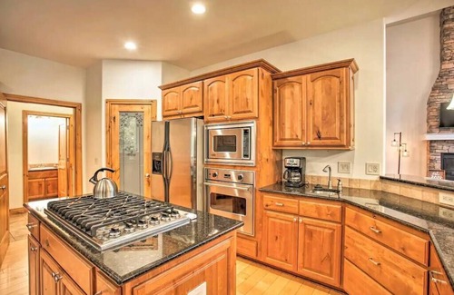 Clarksville House | Amazing Home 3 Minutes to Marina