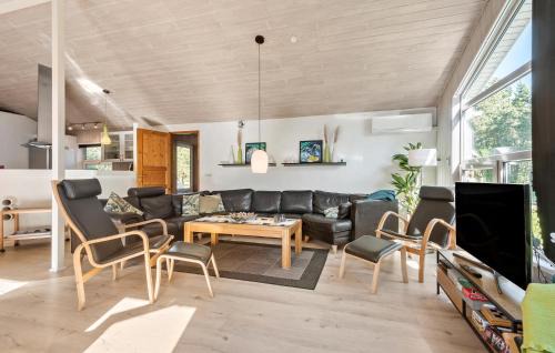 Blavand House | Amazing Home In Blåvand With Kitchen