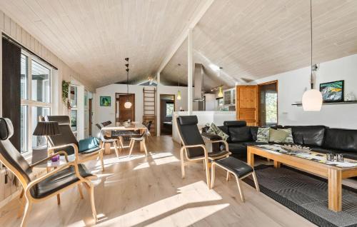 Blavand House | Amazing Home In Blåvand With Kitchen