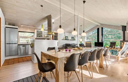 Blavand House | Amazing Home In Blåvand With Kitchen
