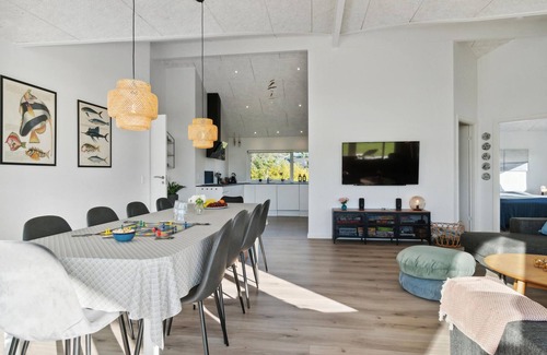 Fjellerup Strand House | Amazing home in Glesborg with WiFi