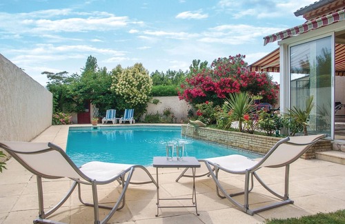 Milhaud House | Amazing home in Milhaud with WiFi