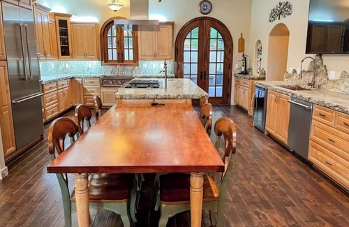 Broadmoor House | Amazing house in Broadmoor conveniently located to hotel and nature park