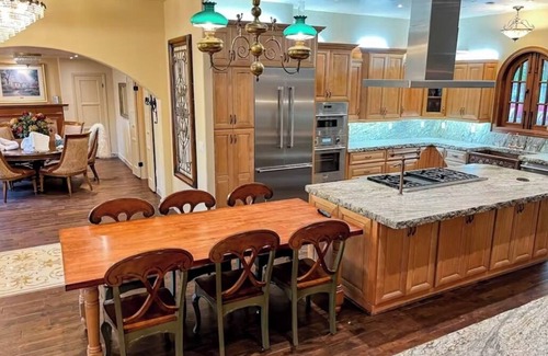 Broadmoor House | Amazing house in Broadmoor conveniently located to hotel and nature park