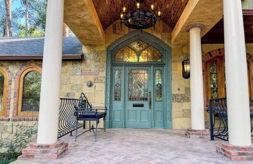 Broadmoor House | Amazing house in Broadmoor conveniently located to hotel and nature park