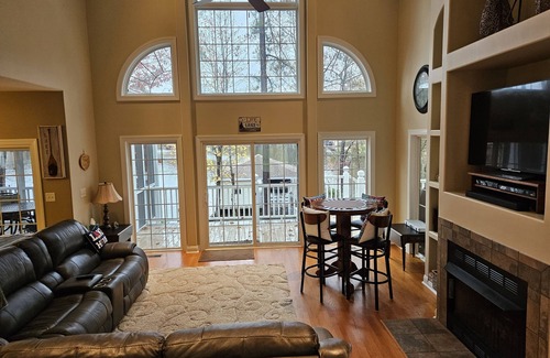 Littleton House | Amazing House with Beautiful Deep Water, Firepit, Kayaks, High Speed Wifi, Games