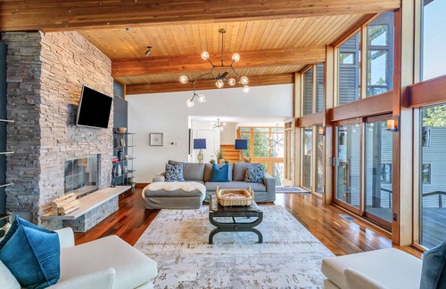 Hyde Park House | Amazing Hudson Valley House Nestled in the Cliffs Along the Hudson River...