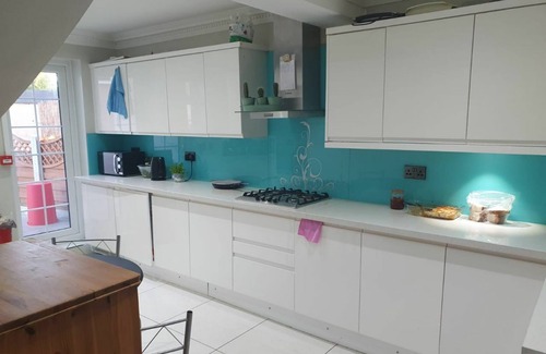 Redbridge House | Amazing Ilford 3 bedroom house