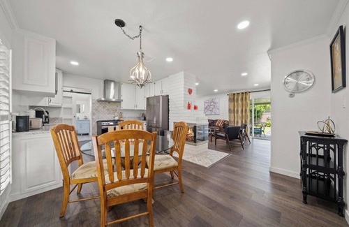 Los Altos House | *Amazing Indoor Fire Place *Cozy Home Long Beach*