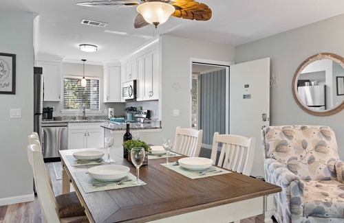 Folly Field Condo | Amazing Lagoon View, Largest Balcony in Fiddlers Cove! 5 min walk to the beach!