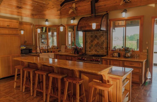 Edwards House | Amazing Lake House w/Master Suite! Private Party, Christmas, Family Reunions!