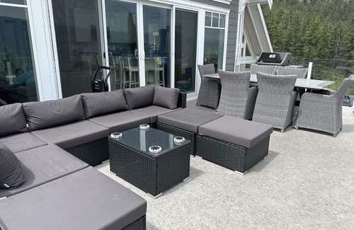 Central Okanagan Cottage | Amazing Lake View 4Bdrm Sleeps 8 Pet Friendly