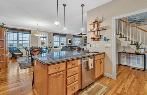 North Shore House | Amazing Lake Views and Close to Everything!