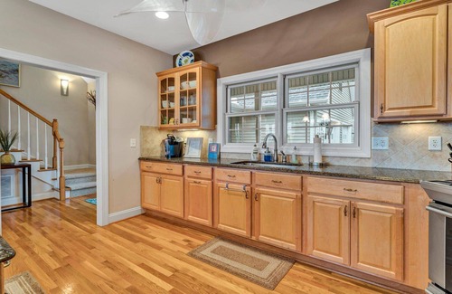 North Shore House | Amazing Lake Views and Close to Everything!
