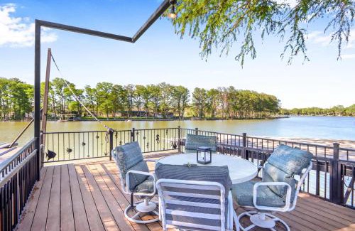 New Braunfels House | Amazing Lakefront Escape - A Stunner For Sleeps 14