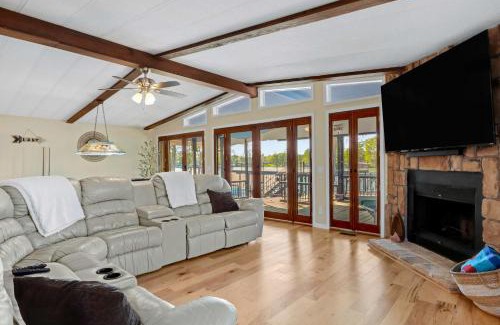 New Braunfels House | Amazing Lakefront Escape - A Stunner For Sleeps 14