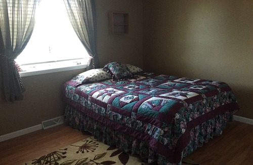 Houghton House | amazing location, 4 seasons, fireplace, nice deck, great location to trails etc